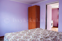 Гостевой дом "Кипарис": Двуспальная кровать в двухкомнатном номере, шкаф
