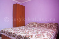 Гостевой дом "Кипарис": Спальная комната с семейной кроватью в трехкомнатном номере