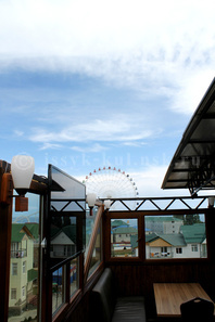 Гостиный дом "Кристалл": Вид с кафе на террасе на озеро и "Колесо обозрения"