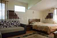 Пансионат "Natali Resort", частный коттедж №23: Спальная комната на 2-эт., раздвижной диван, тумбочки, полки