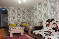 Гостевой дом "У Татьяны": Двухместный номер, кровати, стол, диван