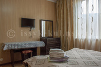 Гостевой дом "Барсбек": Двухкомнатный номер, кровать, ТВ, комод, стол
