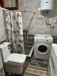ЦО "Diamond resort", частный коттедж 1-35: Совмещенный санузел, душ, унитаз, стиральная машина