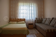 Мини-пансионат "Калинка": Двухкомнатный семейный номер, кровати, диван
