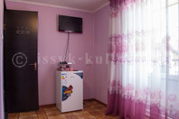 Гостевой дом "Кипарис": Гостиная в двухкомнатном двухместном номере, ТВ, холодильник