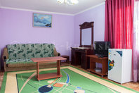 Гостевой дом "Кипарис": Трехкомнатный номер, гостинная, диван, ТВ, холодильник