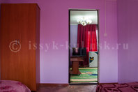 Гостевой дом "Кипарис": Спальная комната с раздельными кроватями в трехкомнатном номере