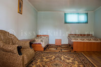 Гостевой дом "Кипарис": Трехместный семейный номер, кровати, кресло, тумбочка