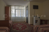 Гостевой дом "Кипарис": Четырехместный Семейный номер, кровати, ТВ, холодильник, шкаф, стол