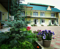 Гостевой дом "Кипарис": Зеленый двор и корпус
