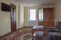 Гостевой дом "Кипарис": Гостиная в двухкомнатном номере. Вид от окна