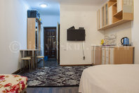 Санаторий "Кыргызское Взморье", частная квартира: Комната, кухонный гарнитур, ТВ, стол, прихожка