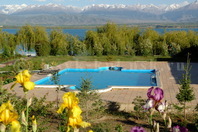 Пансионат "Natali Resort": Бассейн, озеро и вид на горы