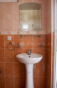 Гостевой дом "Рублевка": Совмещенный санузел в двухместных номерах: зеркало и раковина