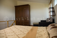 Пансионат "Natali Resort", частный коттедж №23: Спальная комната на 2-эт., раздвижной диван, большой шкаф