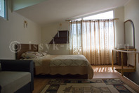 Пансионат "Natali Resort", частный коттедж №23: Спальная комната на 2-эт., кровать, полки, зеркало